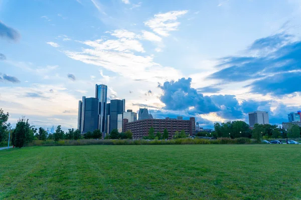 Detroit, Mi: Vista al atardecer del horizonte desde el parque Riverwalk — Foto de Stock