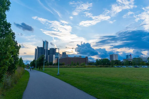 Detroit, MI - 7 de septiembre de 2019: Detroit Riverfront bike path le — Foto de Stock
