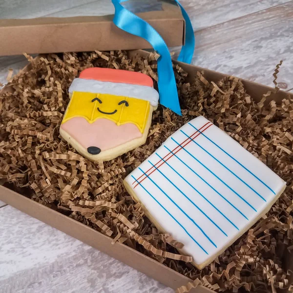 Primer día de escuela galletas de azúcar con lápiz y bloc de notas — Foto de Stock