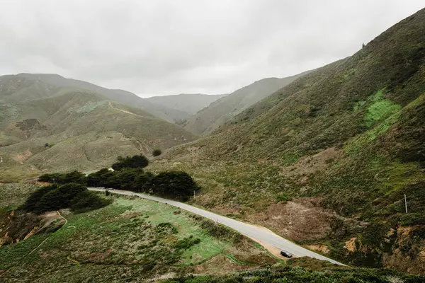 Dağlarda uzanan yol