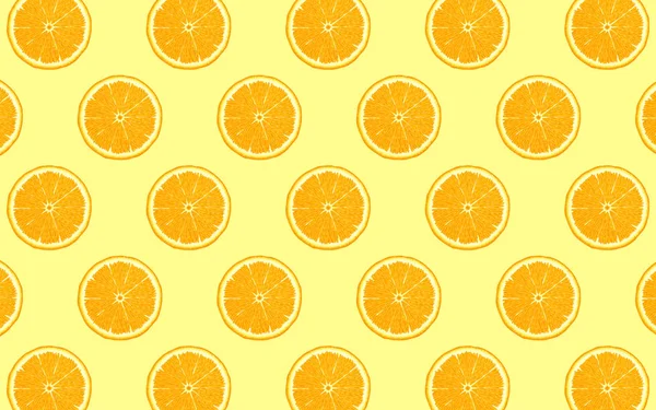 Fruit pattern of fresh orange halves on yellow background — Stock Vector