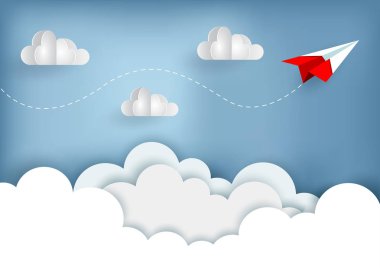 beyaz kağıt uçak bir bulut üzerinde uçarken gökyüzünde sinek.