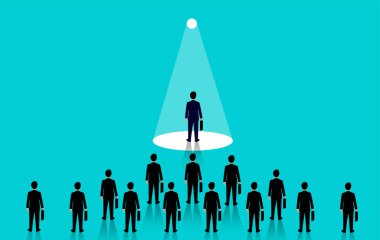 Işıkta duran işadamları, el feneri parlıyor.