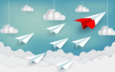 Kağıt uçak kırmızı ve beyaz rekabet bulut arasında gökyüzünde uçan hedef gitmek.