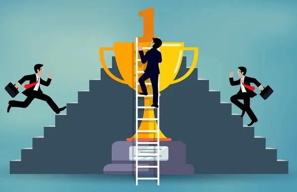 Drie zakenlieden beklimmen de ladder naar het doel op de trofee. — Stockvector