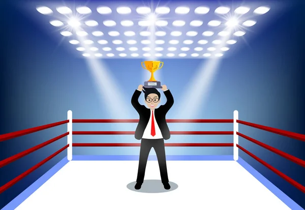 Geschäftsmann steht mit einer Trophäe über dem Kopf auf dem Boxring, umgeben von Scheinwerfern — Stockvektor