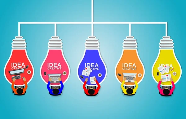 Reunião de negócios com lâmpada. Trabalho em equipa. Empresários ajudam a brainstorm ideia criativa . — Vetor de Stock
