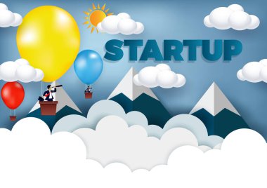 Balon üzerinde duran işadamı gökyüzünde renkli başarı hedefine gitmek