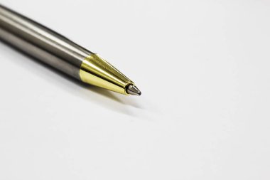 Beyaz arka plan dikey altın-gümüş tükenmez kalem. Modern w