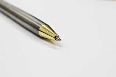 Beyaz arka plan dikey altın-gümüş tükenmez kalem. Modern w