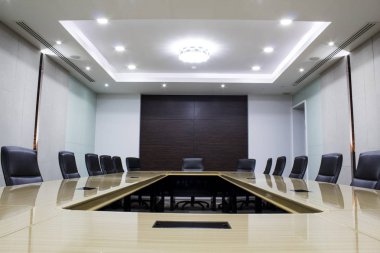 Masa ve sandalyeler ile modern toplantı odası. konsept manastır odası