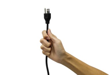 Beyaz arka plandan ayrılmış bir elektrik prizinden çıkarılabilir bir kablo tutan el. Konsept Enerji tasarrufu ve küresel ısınmayı azaltmak.