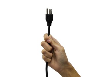 Beyaz arka plandan ayrılmış bir elektrik prizinden çıkarılabilir bir kablo tutan el. Konsept Enerji tasarrufu ve küresel ısınmayı azaltmak.