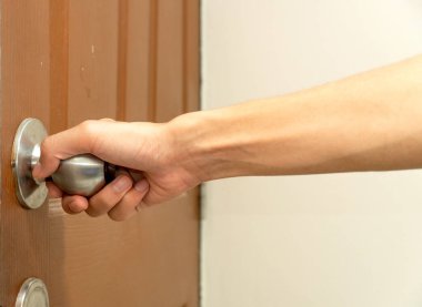 kapı kahverengi açarak kapı koluna ulaşan adam eli. klips
