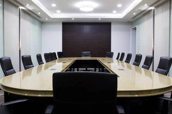 Modern meeting room with table and chairs. concept conventon roo — Stock Photo, Image