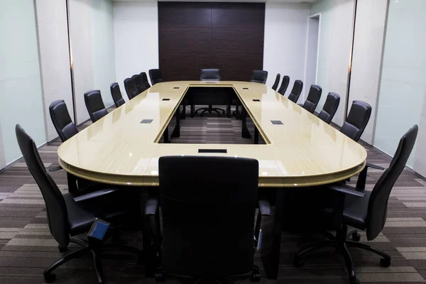 Moderna sala riunioni con tavolo e sedie. concetto conventon roo — Foto Stock