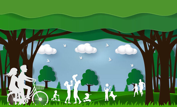 Экологически чистая концепция зеленой природы. Люди играют в парке.
