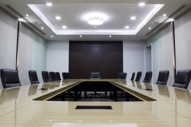 Masalı ve sandalyeli modern toplantı odası.