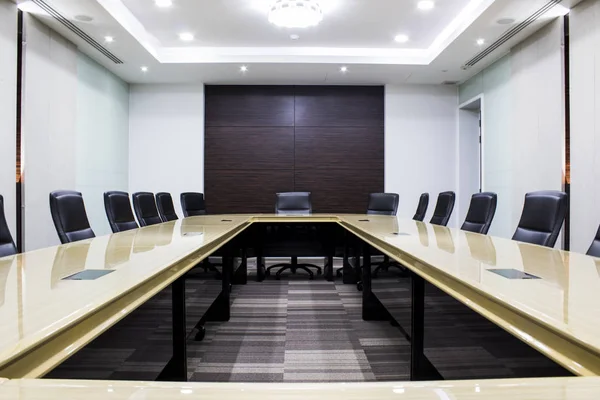테이블과 의자가 있는 컨셉 모던 한 회의실 — 스톡 사진