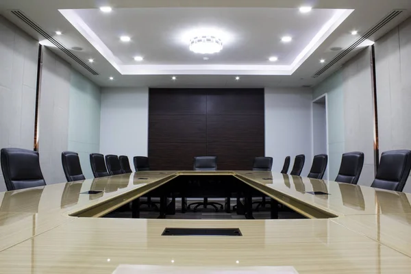 Salle de réunion moderne avec table et chaises — Photo