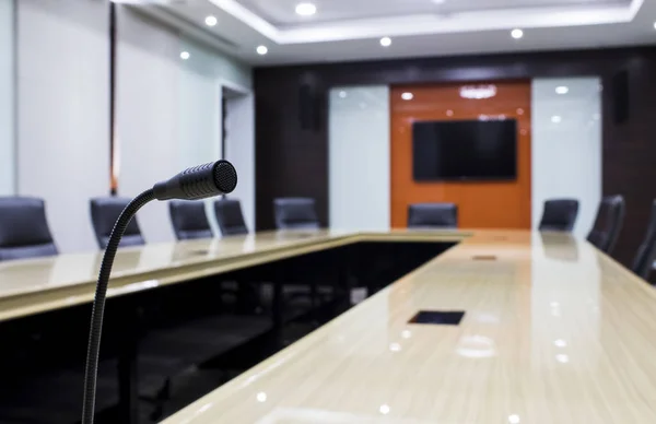 Microfone e sala de reuniões de mesa moderna — Fotografia de Stock