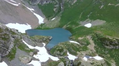 Deniz seviyesinden 2600 metre yükseklikte dağ gölü