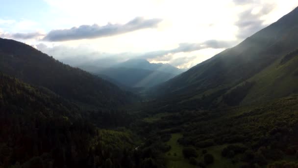 Volando Sobre Río Las Montañas — Vídeo de stock