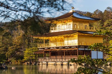 Kinkakuji Tapınağı (Rokuon-ji Tapınağı). Kyoto, Japonya Altın Köşk. Telefoto görünümü .