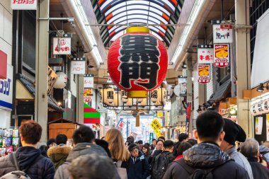Osaka, Japonya - 31 Ocak 2019: Minami Namba ve Shinsaibashi. Turistler ve birçok taze deniz ürünleri Dükkanı, suşi ve sashimi restoranda gündüz .