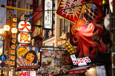 Osaka, Japonya - 30 Ocak 2019: Minami Namba ve Shinsaibashi. Ahtapot dükkanı ve birçok taze deniz ürünleri, suşi ve sashimi Restoran gece .