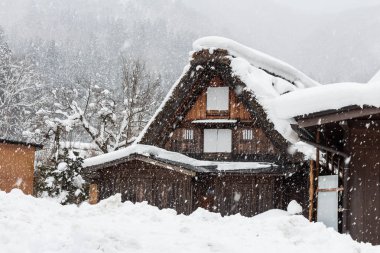 Shirakawago Köyü ile kar sonbahar kış sezonunda. Dönüm noktası Gifu, Takayama, Japonya .