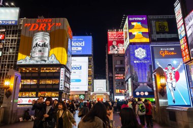 Osaka, Japonya - 31 Ocak 2019: Minami Namba ve Shinsaibashi. Bina adam işareti koşma vasıl gece zaman Glico gibi birçok reklam billboard Dotonbori alanı .