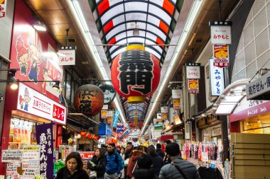Osaka, Japonya - 31 Ocak 2019: Minami Namba ve Shinsaibashi. Turistler ve birçok taze deniz ürünleri Dükkanı, suşi ve sashimi restoranda gündüz .