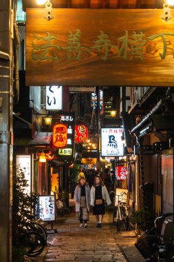 Osaka, Japonya - 30 Ocak 2019: Minami Namba ve Shinsaibashi. Turistler ve birçok dükkan, Restoran ile gece Japon fener .