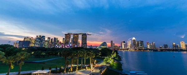 Singapura skyline paisagem urbana e pôr do sol na baía de marina em tempo crepúsculo. Vista panorâmica. Fotografia tirada na barragem da marina  . — Fotografia de Stock