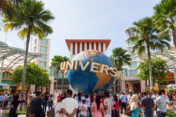 SENTOSA , SINGAPORE - APRIL 13, 2019 : Universal studios theme park with world model and tourist on daytime at sentosa island , Singapore . — Stock Photo, Image