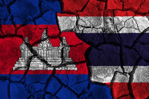 Картина флага Камбоджи и Таиланда на треснутом фоне. Конфликт и кризисная концепция  . — стоковое фото