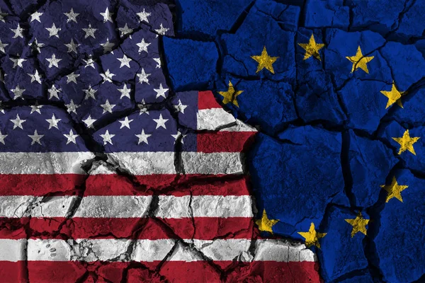 Kereskedelmi háború között az Amerikai Egyesült Államok versus Europe. lobogó a repedt fal háttérben. Confliction és válság koncepció — Stock Fotó