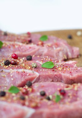 Biftekler baharat ve otlarla serpilir. Bir barbekü yakın çekim için sulu biftek.