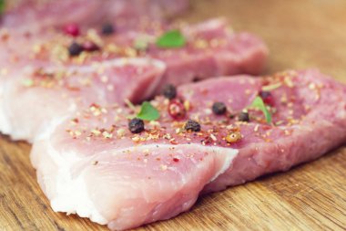 Biftekler baharat ve otlarla serpilir. Bir barbekü yakın çekim için sulu biftek.