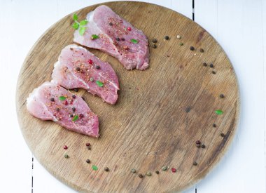 Baharatlı ahşap kesme tahtasında çiğ et. Metin için alan kopyalayın. Taze ve çiğ et bir bbq için pişirmeye hazır.