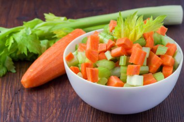 Kereviz, havuç, elma ve peynir sapları taze salata. Fitness kahvaltı, sağlıklı.