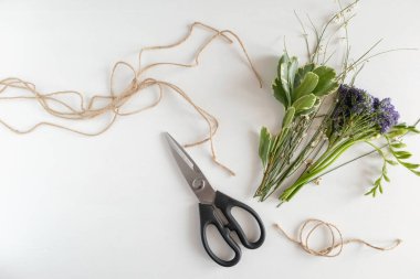 Beyaz arka plan üzerinde çalışma araçları ve çiçekler ile Çiçekçi masaüstü