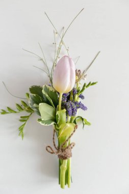 Beyaz bir arka plan üzerinde mavi çiçekler, laleler ve freesias Mini buket.