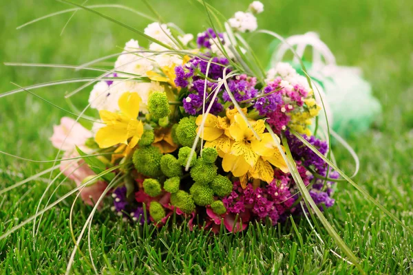 新娘的花束 五颜六色的小花躺在绿色的草坪上 婚礼花束 一群不同五颜六色的小花躺在绿草背景 婚礼的装饰 节日活动 — 图库照片