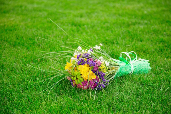 Brides Bukiet Kolorowych Kwiatów Leżącego Zielony Trawnik Bukiet Ślubny Kilka — Zdjęcie stockowe