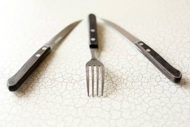 Çatal bıçak takımı. Kompozisyon çatal iki bıçak ve çatal masada bir geometrik şekil üçgeni oluşturmaktadır. Çatal bileşimi.