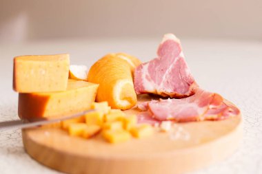 Jambon, peynir ve ekmek bir ahşap kesme tahtası üzerinde. Köyün odaya. Bira veya şarap ile snack.