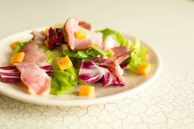Bir tabak salata, yeşil yaprakları, jambon ve peynir. Yeşil yaprakları, jambon ve peynir salata tabağı. InterContinental kahvaltı otelde.