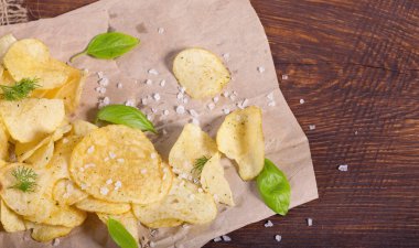 Tuz ve Yeşiller'de bir tabloda bir bar bira bir arka plan üzerinde patates cipsi. Yeşil bira için bir çerez olarak patatesler. Ekim bira Fest. 